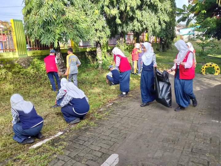 Lihat Sampah Langsung Ambil Menjadi Budaya Siswa SMPN 2 Lawang Kidul ...