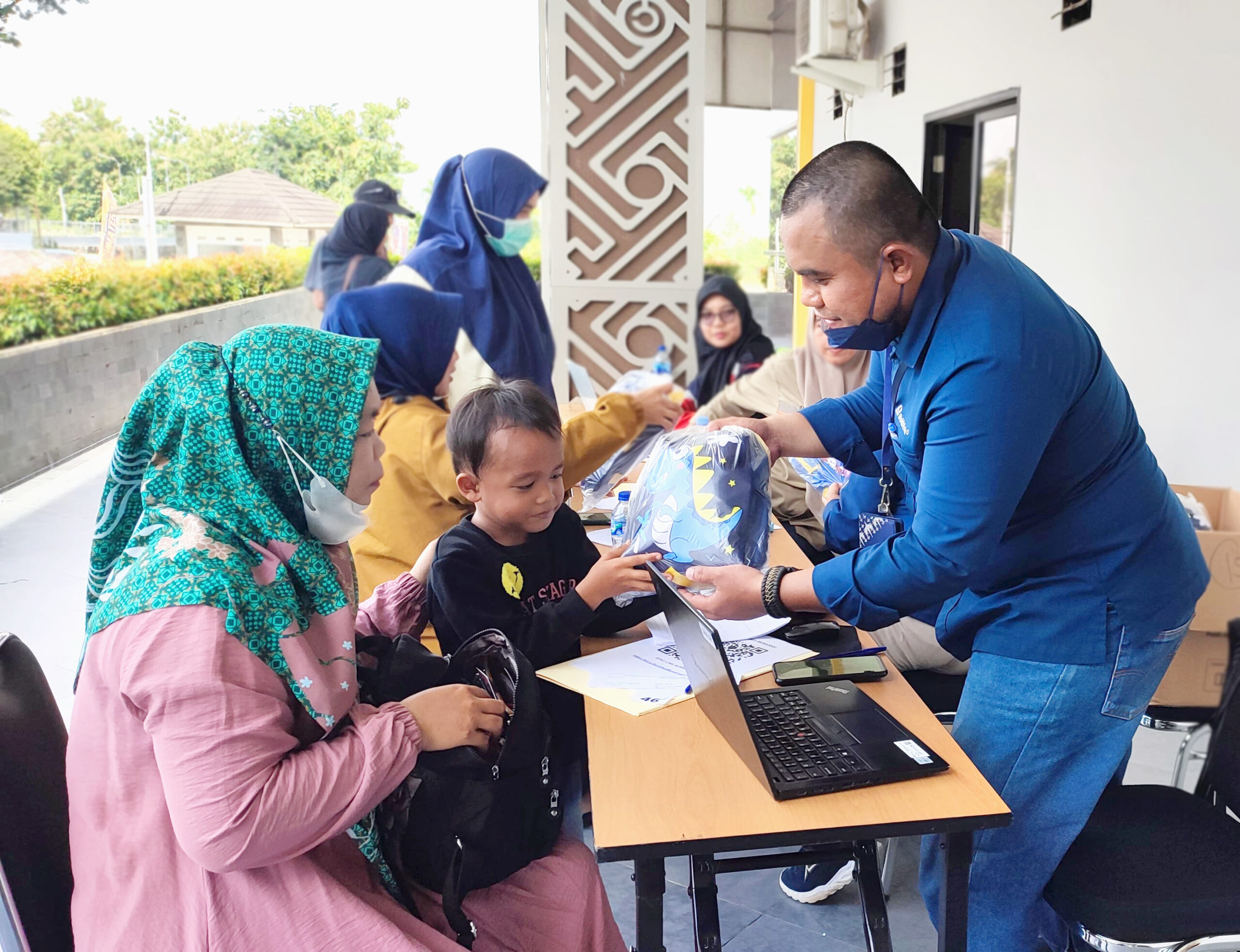 Pembagian-Bingkisan-Lomba-Mewarnai-Kepada-Peserta-di-GSG-PTBA.jpeg