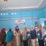 Manajemen PT SBS serahkan bantuan kepada peserta penerima manfaat layanan kesehatan gratis