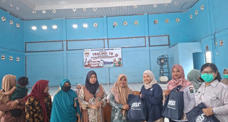 Manajemen PT SBS serahkan bantuan kepada peserta penerima manfaat layanan kesehatan gratis