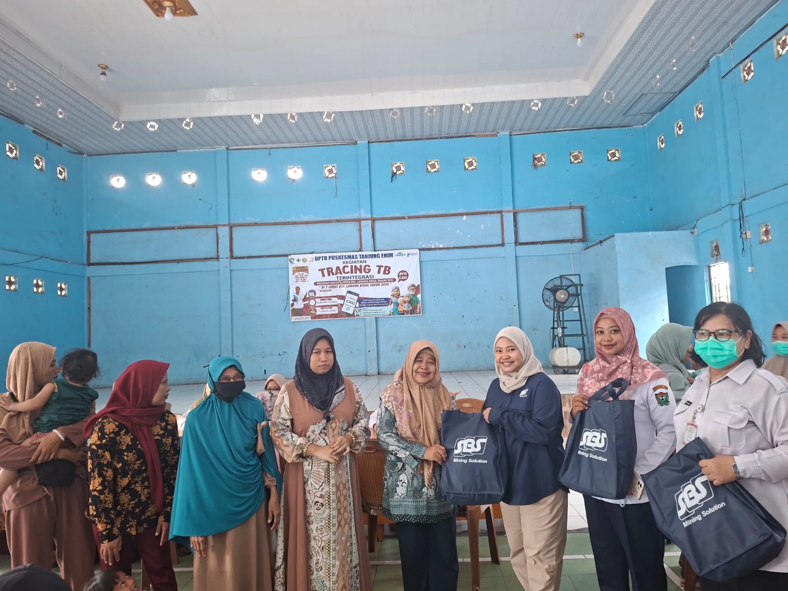 Manajemen PT SBS serahkan bantuan kepada peserta penerima manfaat layanan kesehatan gratis